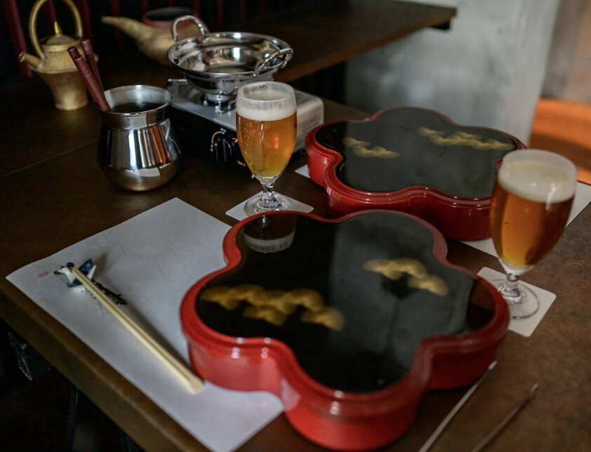 漆塗りの器とビール（THE NOM）